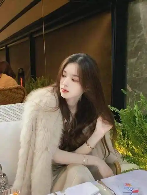 王思聪新女友官宣恋情,称喜欢他的幽默,前女友小羽直播发泄不满