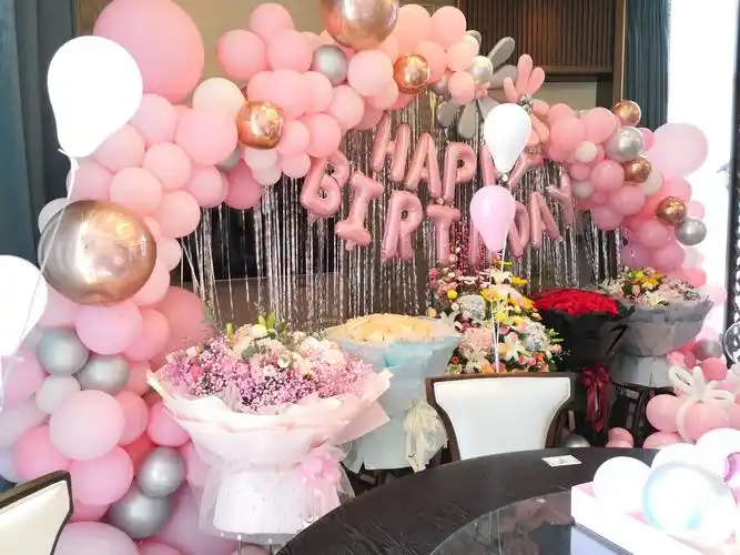 作品欣赏:鲜花和气球已经成了当今生日宴会的必备标配.