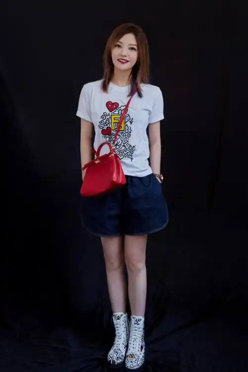 炒作?对新恋情传闻置之不理,44岁赵薇狂秀青春感颜值身材在线