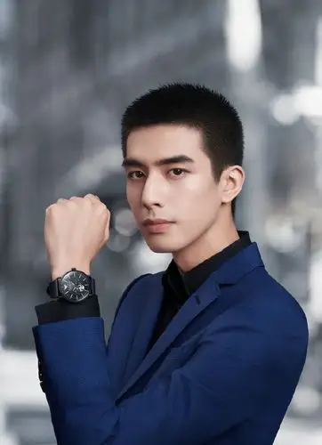 明星图片 大陆 男 宋威龙 > 宋威龙寸头造型帅气利落写真图片(1/5)