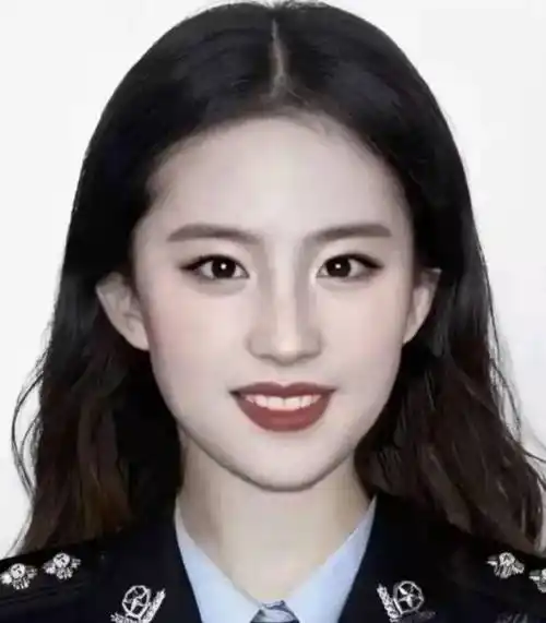 当女星遇上同款证件照,杨幂刘亦菲惊艳,看到baby:混血颜绝了!