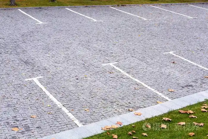 下载小样发票合同问题/举报地面黄色白色车停车场从无人机上方的空