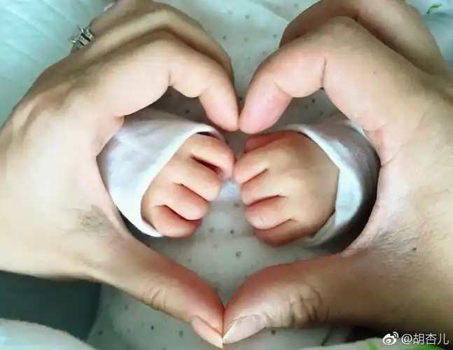 胡杏儿晒儿子满月照 嘟着小嘴打着领结十分可爱