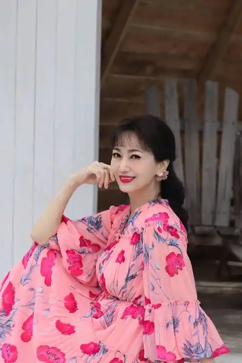 71岁赵雅芝穿粉色印花裙似少女,红唇吸睛笑容甜,傲人上围引注目_写真