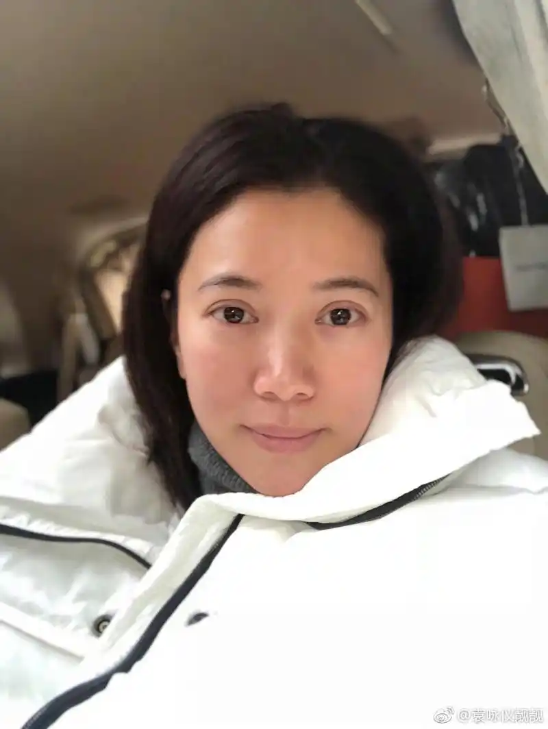 组图:袁咏仪感慨香港冷提醒注意保暖 素颜出镜气色好