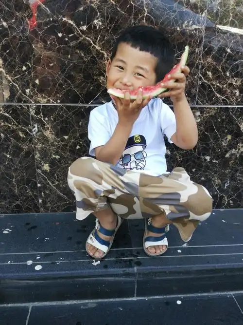 吃西瓜的小孩