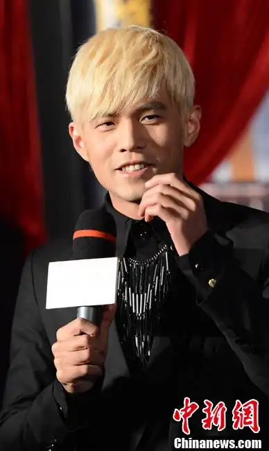 周杰伦黄发亮相挑战歌舞片大秀八块腹肌养成经验