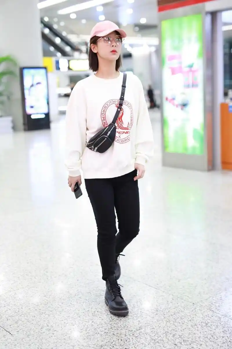 原创杨紫换了甜酷风更洋气穿白色卫衣配牛仔裤好酷马丁靴太加分