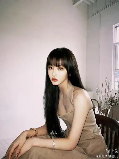 孔雪儿黑长直造型大片