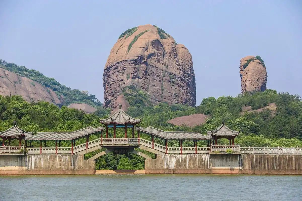 麻城市龟峰山风景区(国家aaaa级风景区)位于麻东的龟山镇境内,距市区