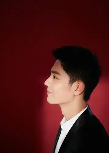 小室分享肖战央视舞台造型图 寸头西装造型精神帅气