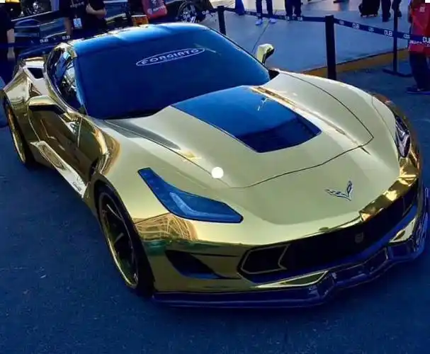 用24k纯金打造车身,既保留了奔驰g级车的硬派,有融入了土豪们最爱的