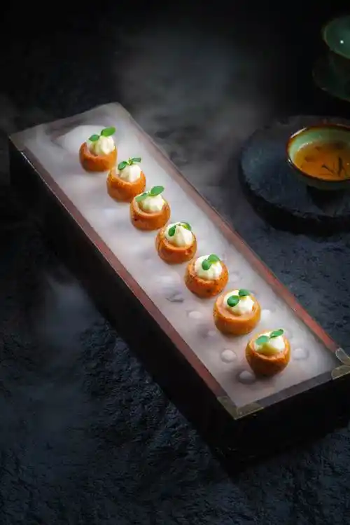 山楂恋土豆形似腐乳的造型别出心裁,将鹅肝用红酒和红菜头汁低温冷制