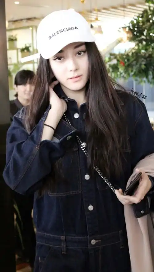 迪丽热巴#一则考古93  小迪的机场走秀～哪位课代表能答出来是哪