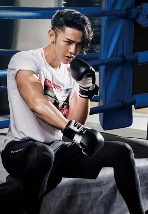 虽然已经年过40,但他却保持着令人羡慕的好身材,肌肉结实有力.