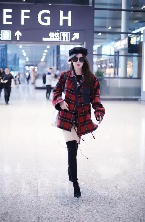 戚薇穿格纹衬衫配过膝长靴忒时髦了,秋天这样穿回头率肯定高