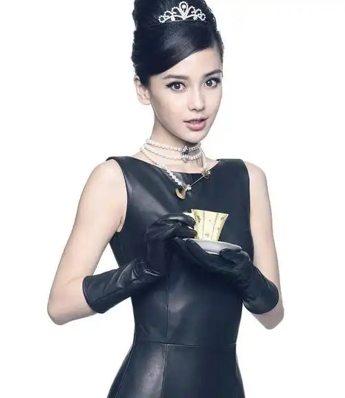 这次杨颖的手里换成了咖啡,戴着黑色手套的双手显得不是那么单调,乌黑