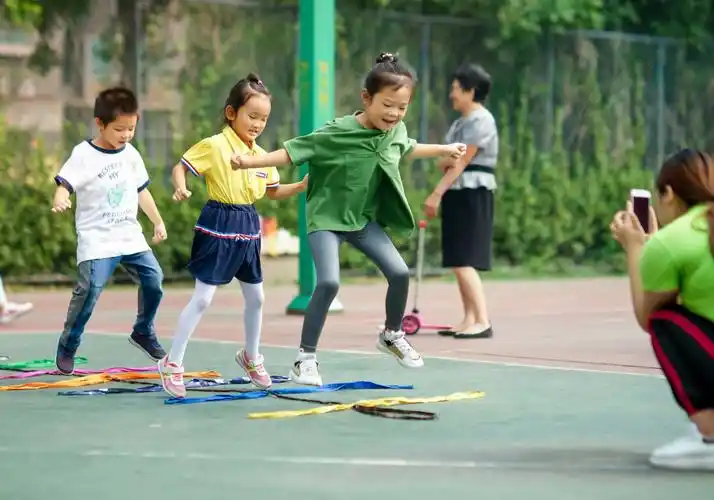 开学第一周少佳门幼儿园阳光体育课