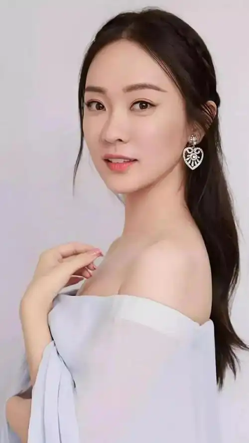 在她和杜江在一起后,杜江经常给她投喂好吃的,不知不觉间,霍思燕的脸