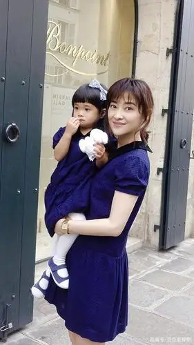 梅婷一家四口亮相机场,白t搭蓝色半身裙太低调,老公也很"健壮"