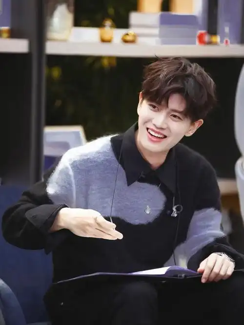 看完周生如故后开始爱上任嘉伦,简直是个宝藏,每天疯狂刷微博,各种