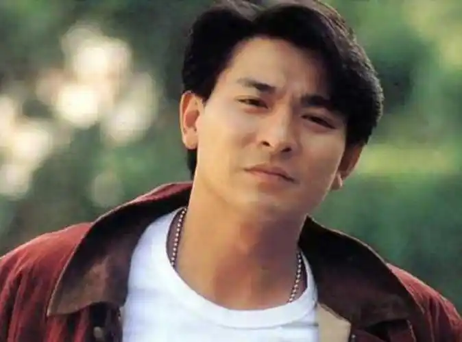 毕竟当时刘德华年轻颜值巅峰照片他什么时期最帅30年前的刘德华,年轻