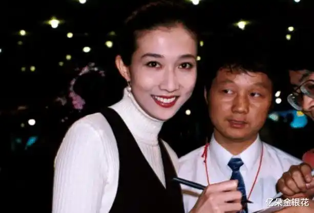 成龙这辈子都无法绕开的两个女人一个是为他生下儿子房祖名的太太