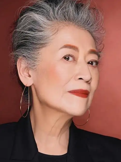 好了,关于白发的造型,本期就分享到这里了,如果你还有关于发型相关的