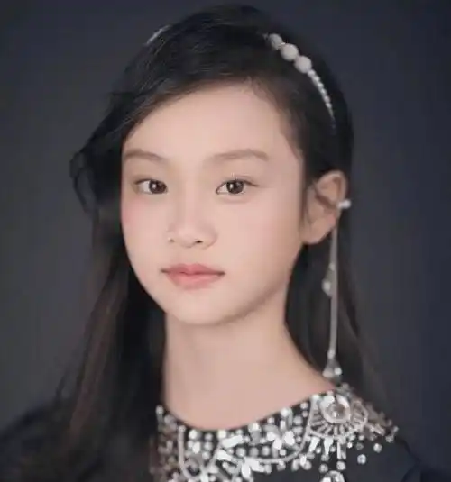 十岁大的甜馨,却被贾乃亮和李小璐安排了截然不同的人生_孩子_父母