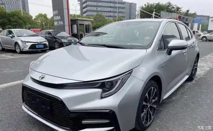 丰田雷凌双擎银色