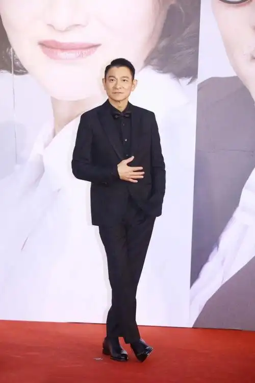 59岁刘德华状态很好活力又帅气背头造型展露天王般气场