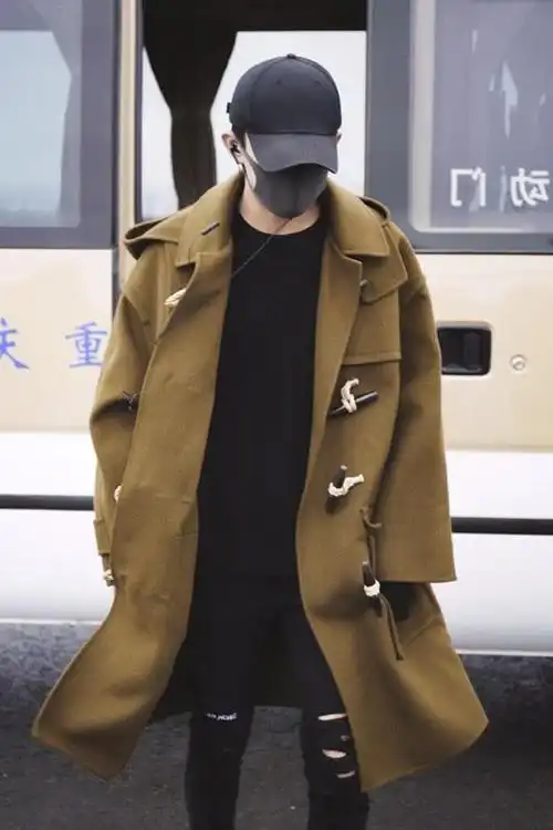 易烊千玺穿牛角扣大衣,有高级感又有魅力,被弟弟帅到了!