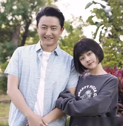 而同样是46岁的钟汉良,在这部剧中却是饰演谭松韵的丈夫,而且是没有