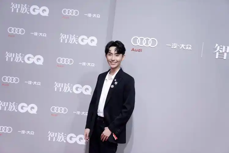 瑜大公子周瑜gq名利场首度跨界主持红毯干货满满