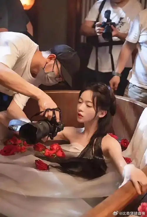 吴谨言《墨雨云间》的浴桶照像大片一样!