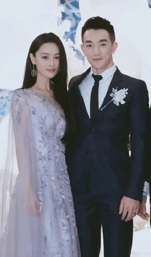 张馨予晒田园美照短裙搭配雨靴秀大长腿老公视角清纯美丽