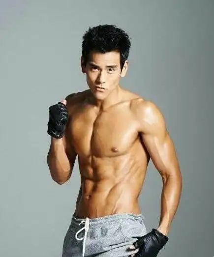 彭于晏有腹肌我们不奇怪,没想到胡歌的腹肌也这么完美