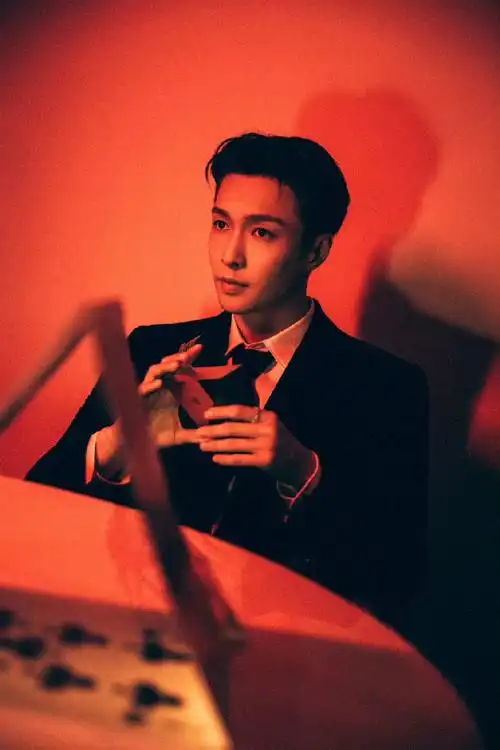 张艺兴太红了#是张艺兴出席金鸡活动的红色系joker大片很红很美哈哈!