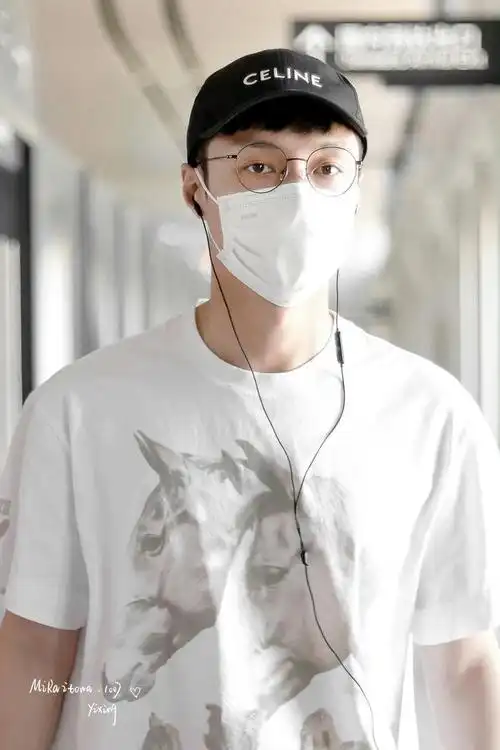 张艺兴到达敦煌路透96,白t搭配帽子眼镜,时尚休闲……|张艺兴|敦煌