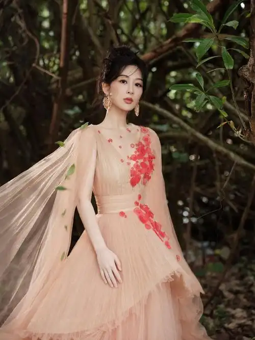 内娱最美童星杨紫时装写真大赏真不愧是当过王母徒弟的女人啊