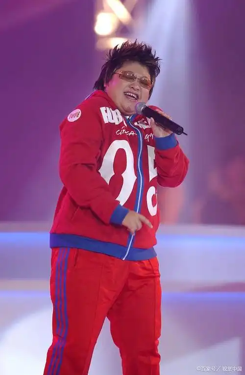 韩红年轻时的校花风采:18岁军装照令人震惊