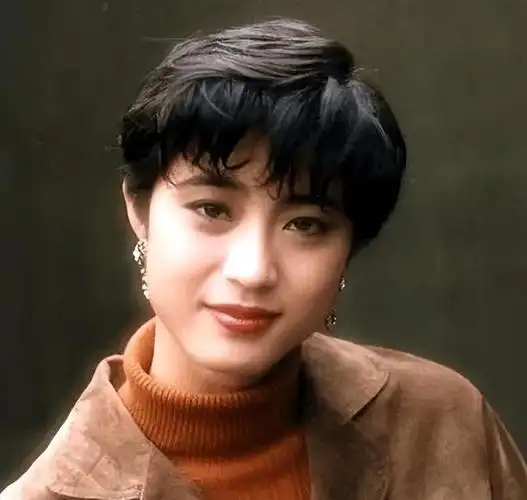 在众多的女明星当中,陈法蓉美得很独特,因为她的发型,一直都是以短发