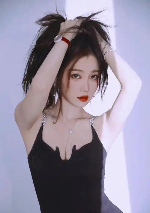 虞书欣穿黑色吊带裙大秀火辣性感好身材风情万种又美艳动人