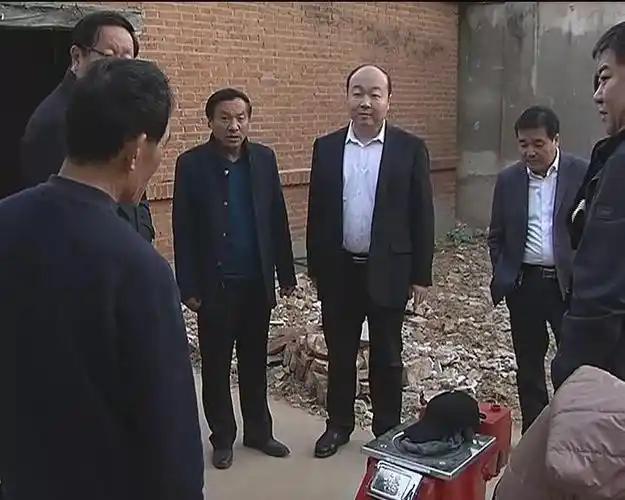 10月29日,玉田县委副书记,县长田军威检查我县洁净型煤配送入户情况