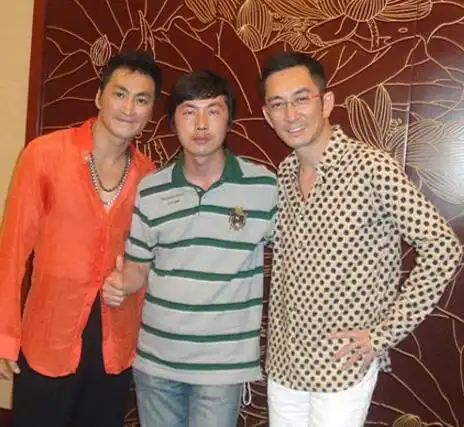 【图】何家劲真实身高是多少 展昭机场巧遇阿联秀合影