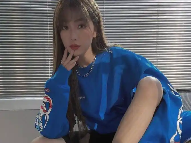 虞书欣酒店大晒自拍图,蓝色卫衣下的裤子引热议,这我没眼花吧?