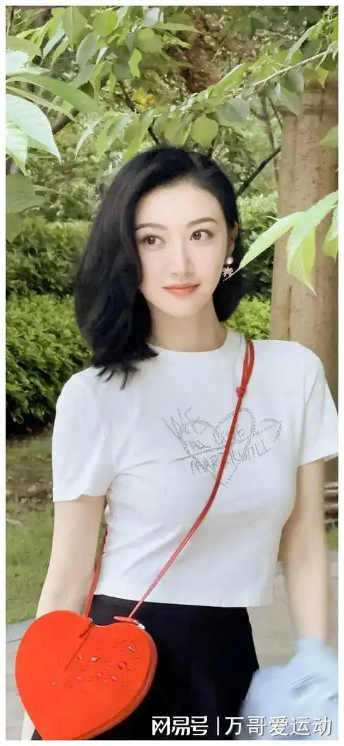 舆论后景甜新照爆出,初夏淡雅妆容甜美又清新!|发型|轻妆_网易订阅