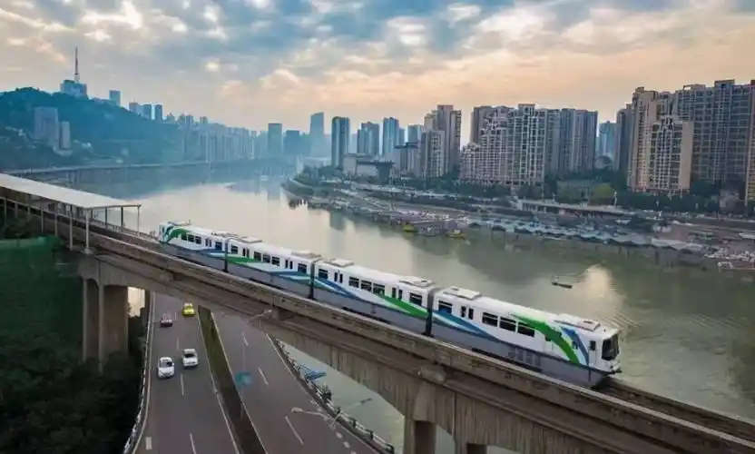 重庆轻轨从楼中穿过难道他们都不觉得吵吗听听楼中居民咋说