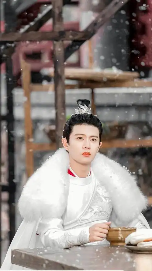 任嘉伦白衣古装照:国超哥哥好帅呀~