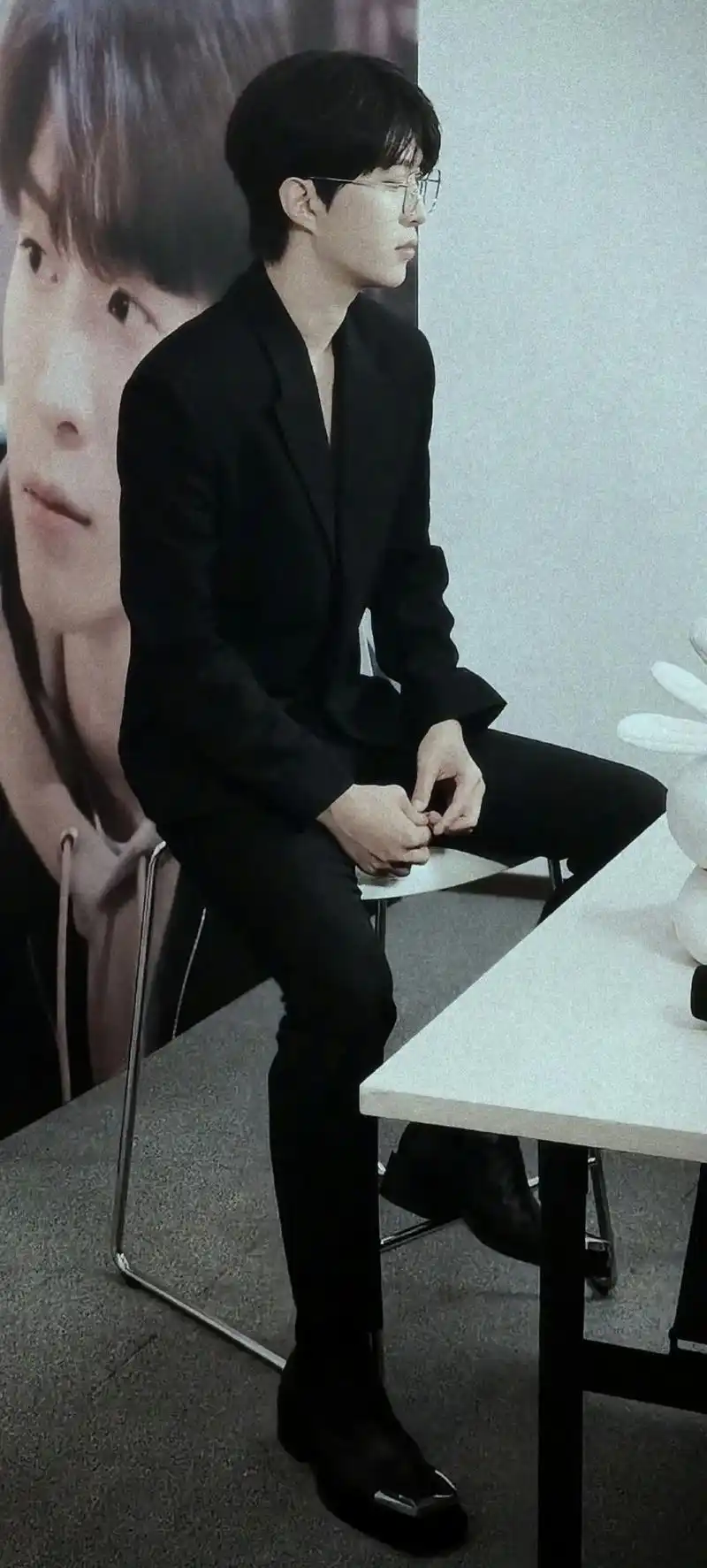 新浪扫楼,深v西装,太帅了#杨澄渣行为勿上升范丞丞 #眼镜杀 - 抖音